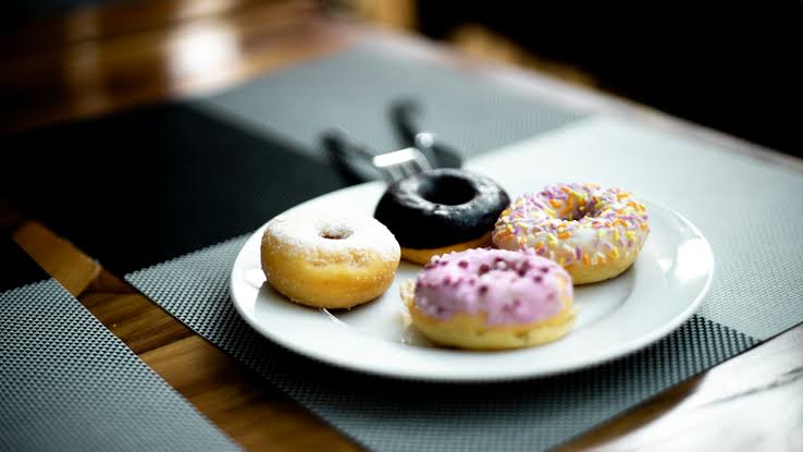 Donat rumahan sederhana dengan berbagai topping yang siap dijual sebagai peluang usaha kecil